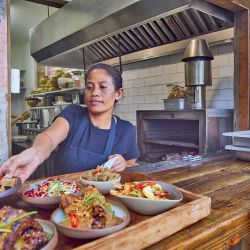  cocina de Aruba refleja su mezcla cultural, incluyendo influencias neerlandesas, españolas, africanas e indígenas.