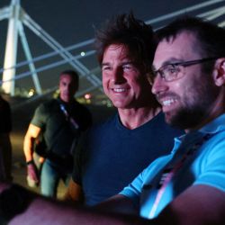 El actor estadounidense Tom Cruise es retratado en el techo del Stade de France durante la ceremonia de clausura de los Juegos Olímpicos de París 2024 en el Stade de France, en Saint-Denis, en las afueras de París. | Foto:Fabrizio Bensch / POOL / AFP
