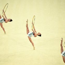 Las gimnastas búlgaras realizan una exhibición con el aro durante la final del concurso completo de gimnasia rítmica en grupo durante los Juegos Olímpicos de París 2024 en el Arena Porte de la Chapelle en París. | Foto:LIONEL BONAVENTURE / AFP