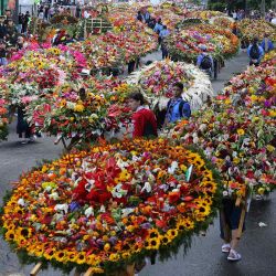 Los agricultores llevan arreglos florales conocidos como "silletas" durante el tradicional desfile de silleteros celebrado como parte del Festival de las Flores en Medellín, Colombia. | Foto:JAIME SALDARRIAGA / AFP