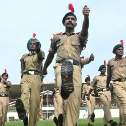 Los cadetes del Cuerpo Nacional de Cadetes de la India (NCC) participan en los ensayos para las próximas celebraciones del Día de la Independencia de la India, en Amritsar. | Foto:Narinder Nanu / AFP