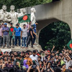 Los estudiantes corean consignas mientras protestan para exigir responsabilidades y juicio contra la derrocada primera ministra de Bangladesh, Sheikh Hasina, cerca de la Universidad de Dacca. | Foto:LUIS TATO / AFP