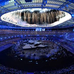 Los fuegos artificiales brillan en el cielo al final de la ceremonia de clausura de los Juegos Olímpicos de París 2024 en el Estadio de Francia, en Saint-Denis, en las afueras de París. | Foto:MIGUEL MEDINA / AFP