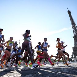 Malindi Elmore de Canadá, Camille French de Nueva Zelanda, Genevieve Gregson de Australia, Lonah Chemtai Salpeter de Israel y Hellen Obiri de Kenia corren frente a la Torre Eiffel, mientras compiten en el maratón femenino de la prueba de atletismo en los Juegos Olímpicos de París 2024 en París. | Foto:ANNE-CHRISTINE POUJOULAT / AFP