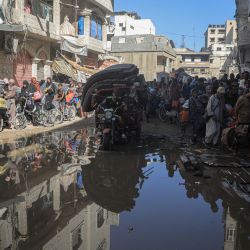 Personas huyen de los distritos orientales de la ciudad de Khan Younis, en el sur de la Franja de Gaza. Luego de una nueva orden de evacuación emitida por las autoridades israelíes, el personal humanitario de la ONU informó que miles de gazatíes nuevamente huyeron de partes del área de Khan Younis, al oeste, hacia Al Mawasi. | Foto:Xinhua/Rizek Abdeljawad