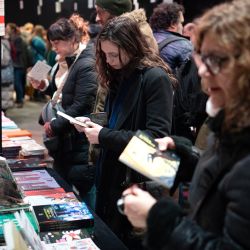 Personas recorren los estands durante la 13ª edición de la Feria de Editores (FED) en el espacio denominado "C Complejo Art Media", en la ciudad de Buenos Aires. | Foto:Xinhua/Martín Zabala