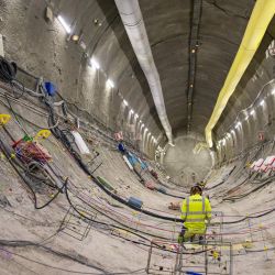 Un ingeniero instala sensores de medición antes de cubrir la superficie de la galería, a una profundidad de 490 metros en el Laboratorio de Investigación Subterránea de Mosa/Haute Marne del sitio de enterramiento de residuos nucleares conocido como Cigeo, operado por la Agencia Nacional Francesa para la Gestión de Residuos Radiactivos, Andra, en Bure, este de Francia. | Foto:Jean-Christophe Verhaege / AFP