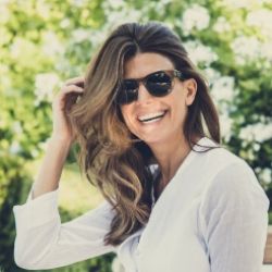 Juliana Awada look chic con sueter gris
