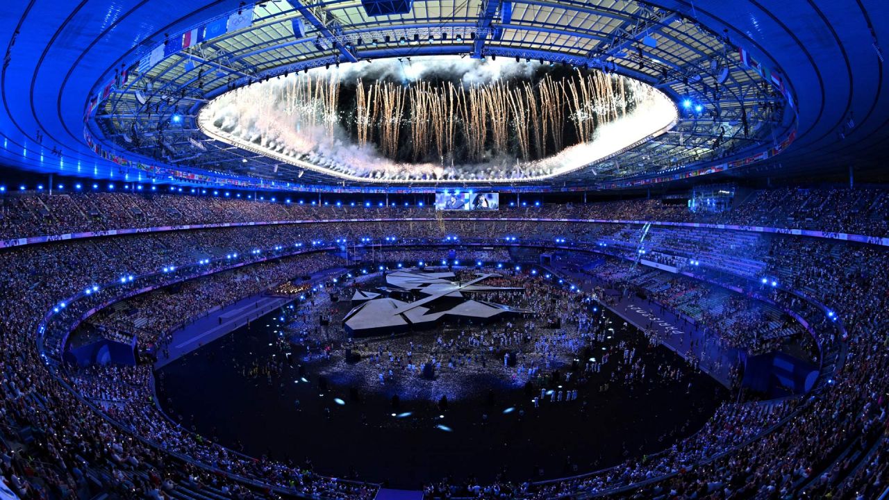 Los fuegos artificiales brillan en el cielo al final de la ceremonia de clausura de los Juegos Olímpicos de París 2024 en el Estadio de Francia, en Saint-Denis, en las afueras de París. | Foto:MIGUEL MEDINA / AFP