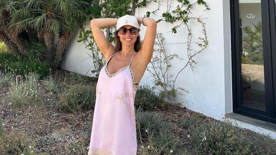 Pampita demostró en Ibiza como llevar el vestido lencero a un nuevo nivel 