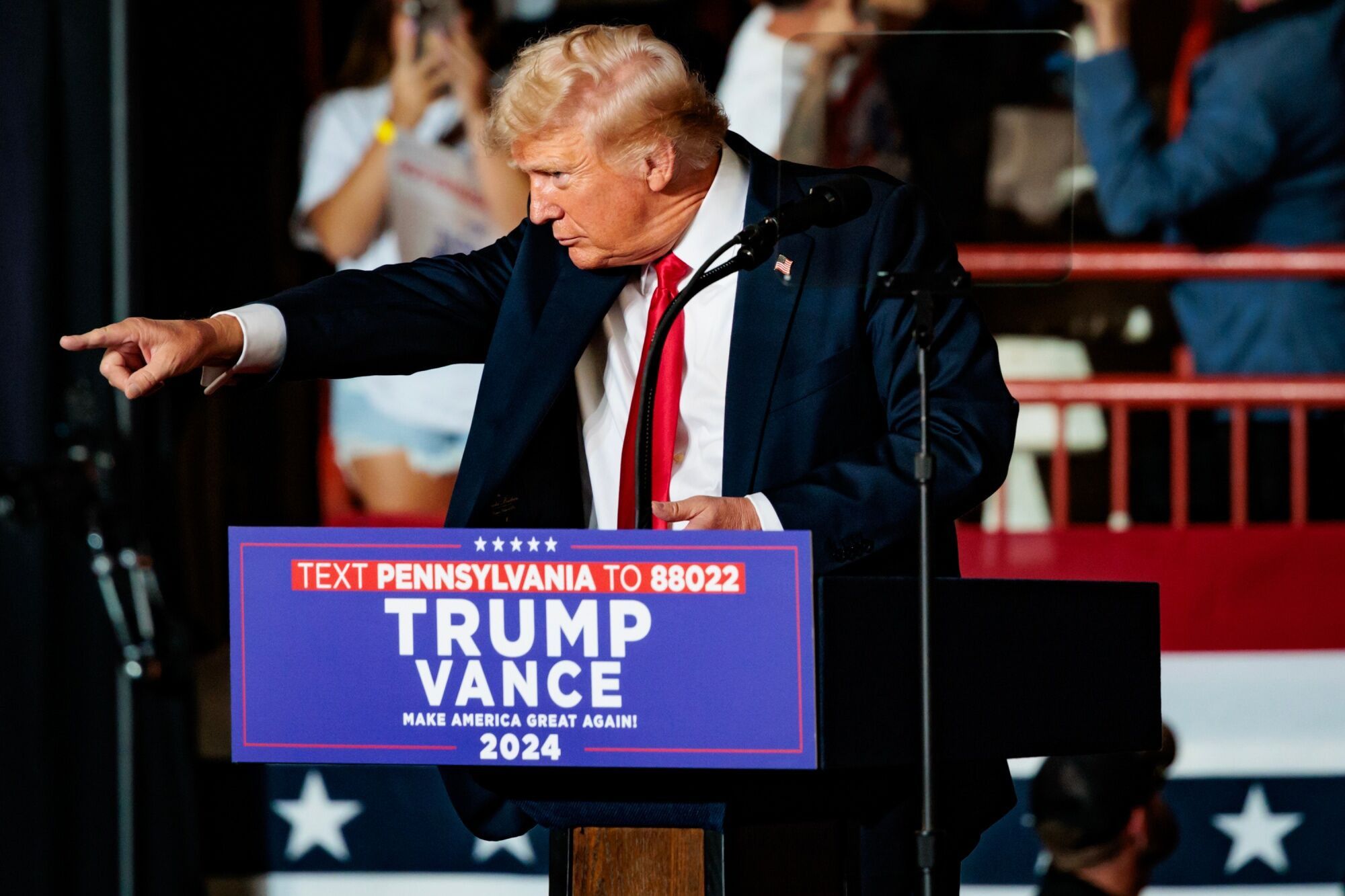 Trump regresó a X mientras crecen los problemas y caen las