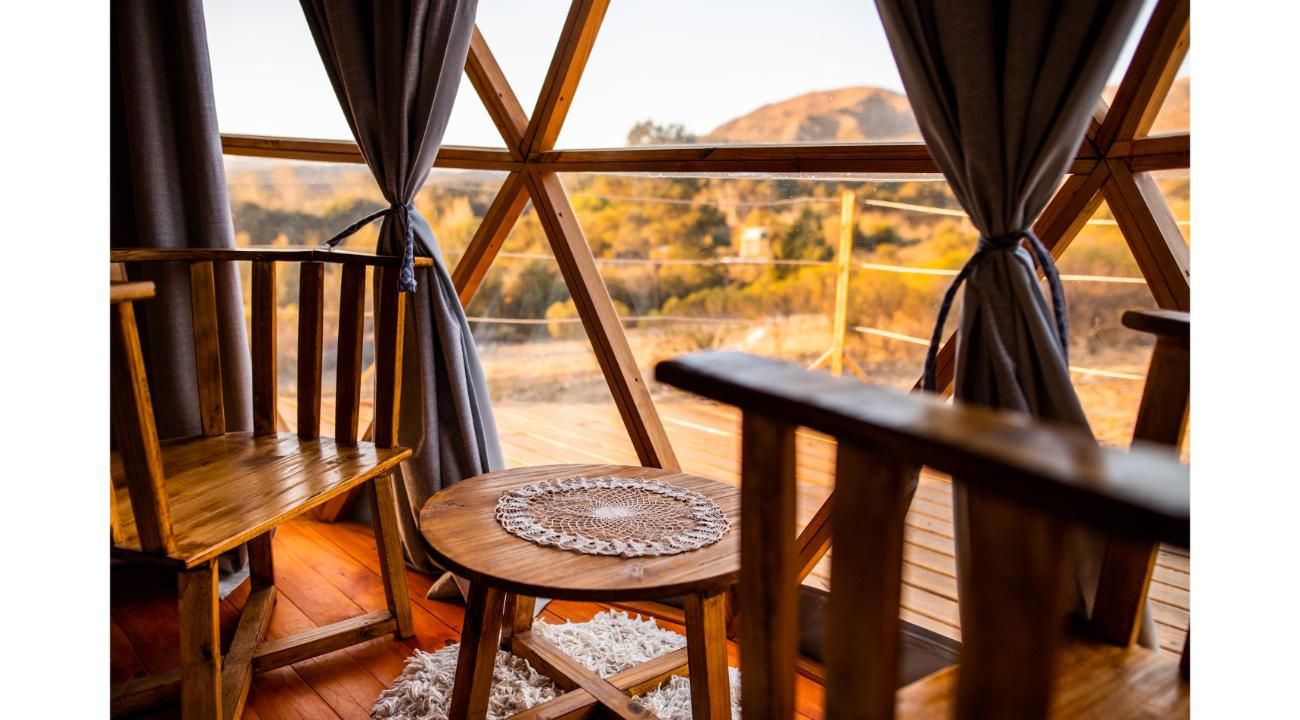 ¿Cómo alojarte conectando con la naturaleza, sin perder confort ni privacidad? Domos Kairos, Glamping en Córdoba, nos cuenta…