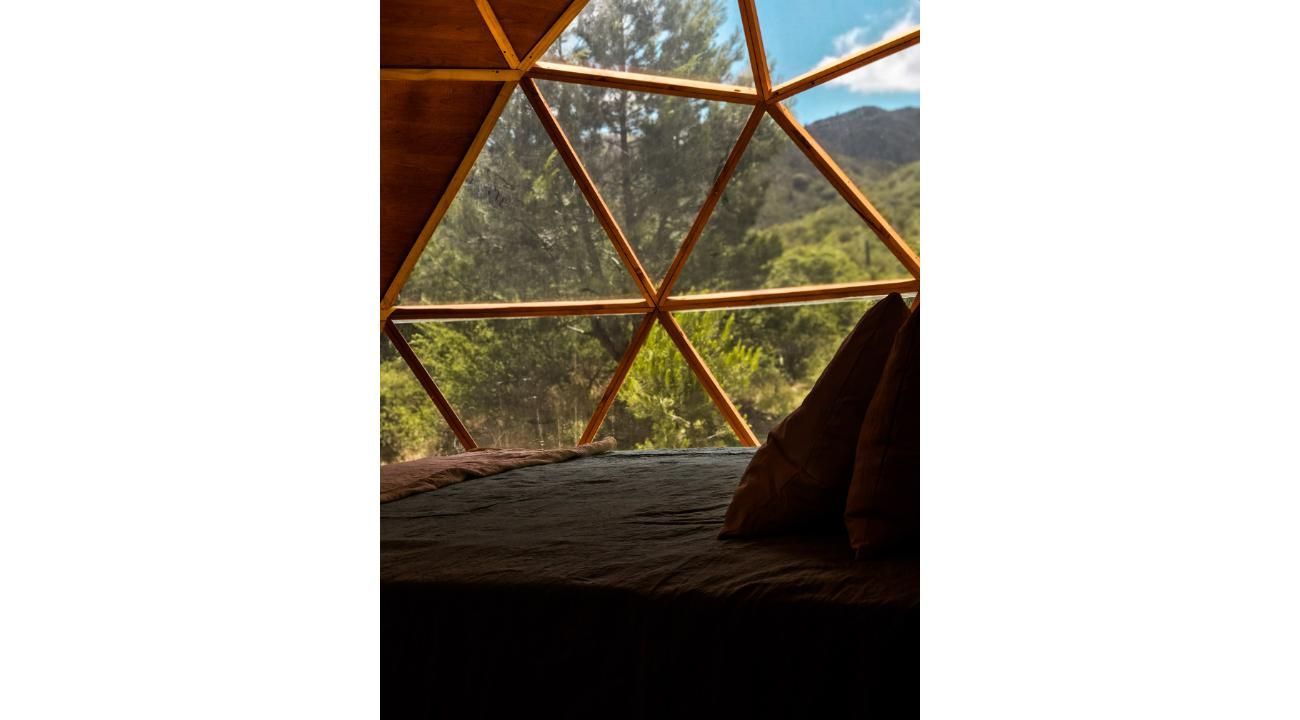 ¿Cómo alojarte conectando con la naturaleza, sin perder confort ni privacidad? Domos Kairos, Glamping en Córdoba, nos cuenta…