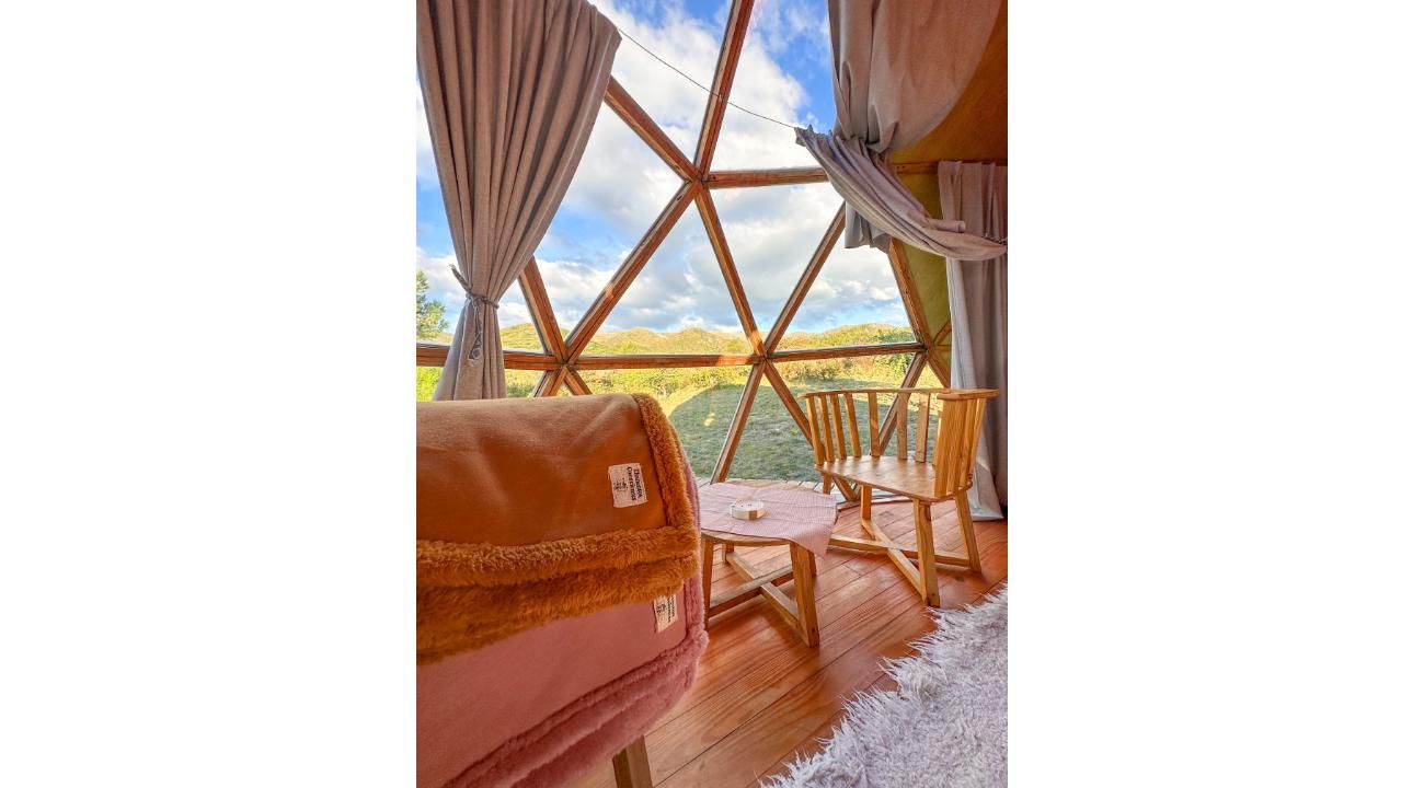 ¿Cómo alojarte conectando con la naturaleza, sin perder confort ni privacidad? Domos Kairos, Glamping en Córdoba, nos cuenta…