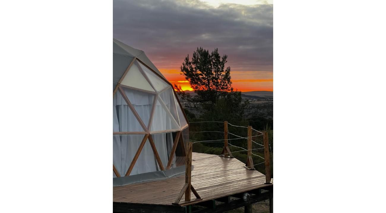 ¿Cómo alojarte conectando con la naturaleza, sin perder confort ni privacidad? Domos Kairos, Glamping en Córdoba, nos cuenta…