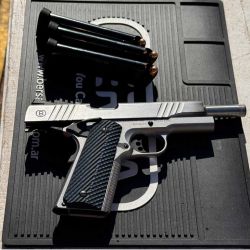 Nueva pistola Bersa 1911 calibre .45 presentada en el Tiro Federal Argentino de Buenos Aires.