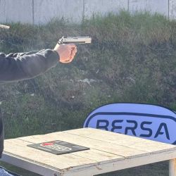 Nueva pistola Bersa 1911 calibre .45 presentada en el Tiro Federal Argentino de Buenos Aires.