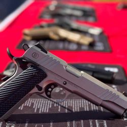 Nueva pistola Bersa 1911 calibre .45 presentada en el Tiro Federal Argentino de Buenos Aires.
