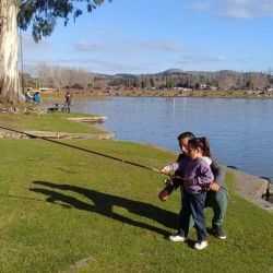 Una caña puede abrirle un sinfín de oportunidades a un niño. Los lleva a hacer amigos, a cuidar la naturaleza, a aprender de las especies y muchas cosas más que nos brinda el contacto con al aire libre.
