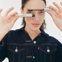 TODO SOFT. Máscara de pestañas Noir G. Guerlain. Base Doublé Wear Estée Lauder, Corrector Double Wear Estée lauder, Contour stick ABH, Labios Color Fix Clear Danessa Myricks, máscara Noir G Guerlain. Campera de denim (Levi´s).