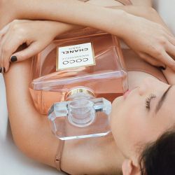 Coco Mademoiselle (Chanel). Base Les Beiges Chanel, Corrector Pro Longwear MAC, Contour stick ABH, Máscara Chanel.