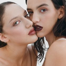 LABIOS EN PRIMER PLANO. Petra: Base Les Beiges Chanel. Corrector pro longwear MAC. Contour stick ABH, Máscara Chanel, rubor 82 Chanel, labial Vice Lipstick Urban Decay. Paz: Base Double Wear Estée Lauder, corrector Doublé Wear Estée Lauder, Contorno Contour stick ABH, Labial marrón Guerlain. 