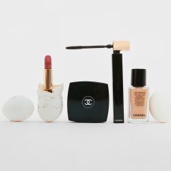 De izquierda a derecha: 1. Labial Rouge Allure Velvet 51. 2. Paleta de sombras Les 4 ombres tono 204. 3. Máscara de pestañas Noir Allure. 4. Les Beiges Healty Glow tono B40, Todo Chanel.