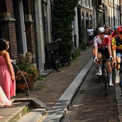 El pelotón compite durante la segunda etapa de la tercera edición del Tour de Francia femenino, de 69,7 km entre Dordrecht y Rotterdam. | Foto:JULIEN DE ROSA / AFP