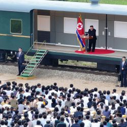 Esta fotografía muestra al líder norcoreano Kim Jong Un visitando la zona afectada por las inundaciones en el condado de Uiju, en la provincia de Phyongan del Norte. | Foto:KCNA VIA KNS / AFP
