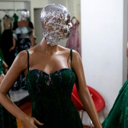 Esta fotografía muestra maniquíes con velo vestidos con atuendos de mujer en una tienda de Kabul. En la capital de Afganistán, los escaparates exhiben deslumbrantes vestidos de fiesta y trajes de boda de tres piezas, con el rostro de cada maniquí cubierto. | Foto:WAKIL KOHSAR / AFP
