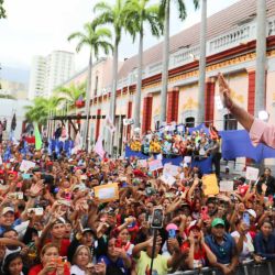 Imagen cedida por la Presidencia de Venezuela del presidente venezolano, Nicolás Maduro, reaccionando durante una concentración en el Palacio de Miraflores, en Caracas, Venezuela. Maduro anunció que su Gobierno ha decidido suspender, durante 10 días, a la red social X (antes Twitter), en todo el territorio nacional. | Foto:Xinhua/Presidencia de Venezuela