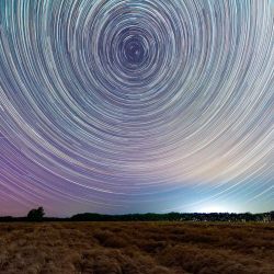 Imagen compuesta de rastros de estrellas sobre un campo de trigo en la aldea de Wanyou del poblado de Shangjieji, en la provincia de Heilongjiang, en el noreste de China. | Foto:Xinhua/Qu Yubao