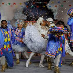 Imagen de juerguistas del grupo de cuadrilla "Geracao Realce" participando en el Festival Arraiá do Río Junino en la Plaza de la Apoteosis, en Río de Janeiro, Brasil. | Foto:Xinhua/Claudia Martini