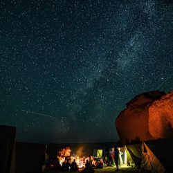 Imagen de larga exposición de meteoritos volando por el cielo estrellado sobre el desierto, en Fayum, Egipto. | Foto:Xinhua/Ahmed Gomaa
