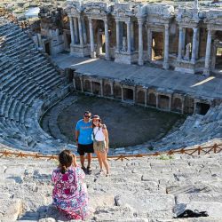 Imagen de turistas posando para fotografías en las ruinas de la antigua ciudad de Hierápolis, en Denizli, Turquía. Hierápolis es un sitio de Patrimonio Mundial de la UNESCO. | Foto:Xinhua/Liu Lei