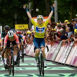 La ciclista holandesa Charlotte Kool, del equipo DSM-Firmenich PostNL, celebra al cruzar la línea de meta para ganar la segunda etapa de la tercera edición del Tour de Francia femenino, 69,7 km entre Dordrecht y Rotterdam. | Foto:JULIEN DE ROSA / AFP