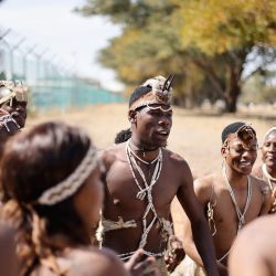 Los bailarines tradicionales se presentan al comienzo de una ceremonia de bienvenida para el medallista de oro de Botswana Letsile Tebogo, ganador de la prueba de atletismo de 200 metros masculinos durante los Juegos Olímpicos de París 2024, en el Aeropuerto Internacional Sir Seretse Khama en Gaborone, Botsuana. | Foto:MARCO LONGARI / AFP