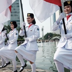 Los miembros del equipo de izamiento de la bandera ensayan para la actuación ceremonial del Día de la Independencia en la rotonda de Bundaran HI durante el Día sin automóviles en Yakarta, Indonesia. | Foto:Yasuyoshi Chiba / AFP