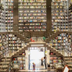Niños leen en una librería en Zixing, en la provincia de Hunan, en el centro de China. | Foto:AFP