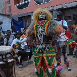 Un artista baila con un traje tradicional simb durante un espectáculo cultural en Ngor, Dakar. Los simbs realizan danzas y rituales durante todo el año en Senegal en diversas ocasiones, como el Día de la Independencia, las vacaciones de verano, los combates de lucha libre y más. | Foto:RICCI SHRYOCK / AFP