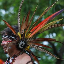 Un indígena participa en la celebración del Día Nacional e Internacional de los Pueblos Indígenas en el sitio sagrado "El Llanito", en el municipio de Izalco del departamento de Sonsonate, El Salvador. | Foto:Xinhua/Alexander Peña