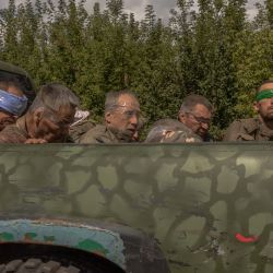 Un vehículo militar ucraniano avanza desde la frontera con Rusia con hombres con los ojos vendados y uniformes militares rusos en la región de Sumy, en medio de la invasión rusa de Ucrania. Ucrania lanzó una ofensiva sorpresa en la región fronteriza rusa de Kursk, capturando más de dos docenas de ciudades y pueblos en el ataque transfronterizo más importante en territorio ruso desde la Segunda Guerra Mundial. | Foto:ROMAN PILIPEY / AFP