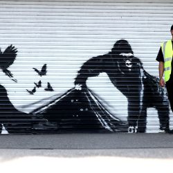 Una obra de arte del artista callejero Banksy, la novena que se lanza en nueve días, muestra a un gorila liberando animales, en el frente de una persiana afuera del zoológico de Londres. El artista confirmó que la obra es suya después de publicar una imagen de ella en la aplicación de redes sociales Instagram. | Foto:Adrian Dennis / AFP
