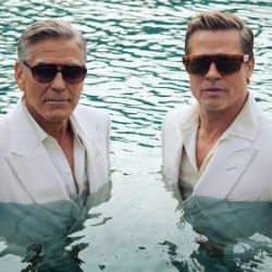 Las estrellas de portada de la edición de septiembre de GQ: George Clooney y Brad Pitt en un look total white