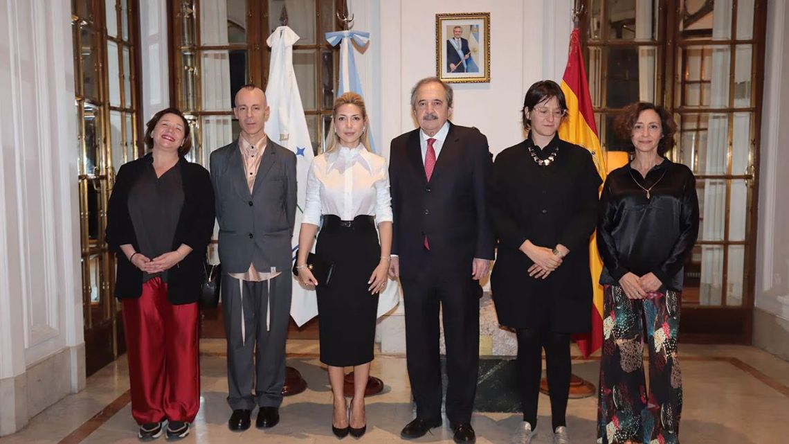 Former first lady Fabiola Yáñez (centre) at the Argentine Consulate in Madrid.