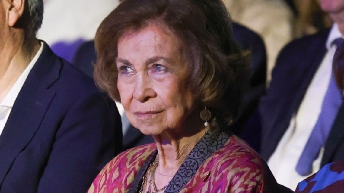 La reina Sofía tuvo que ser atendida de urgencia en París por las altas  temperaturas | Caras