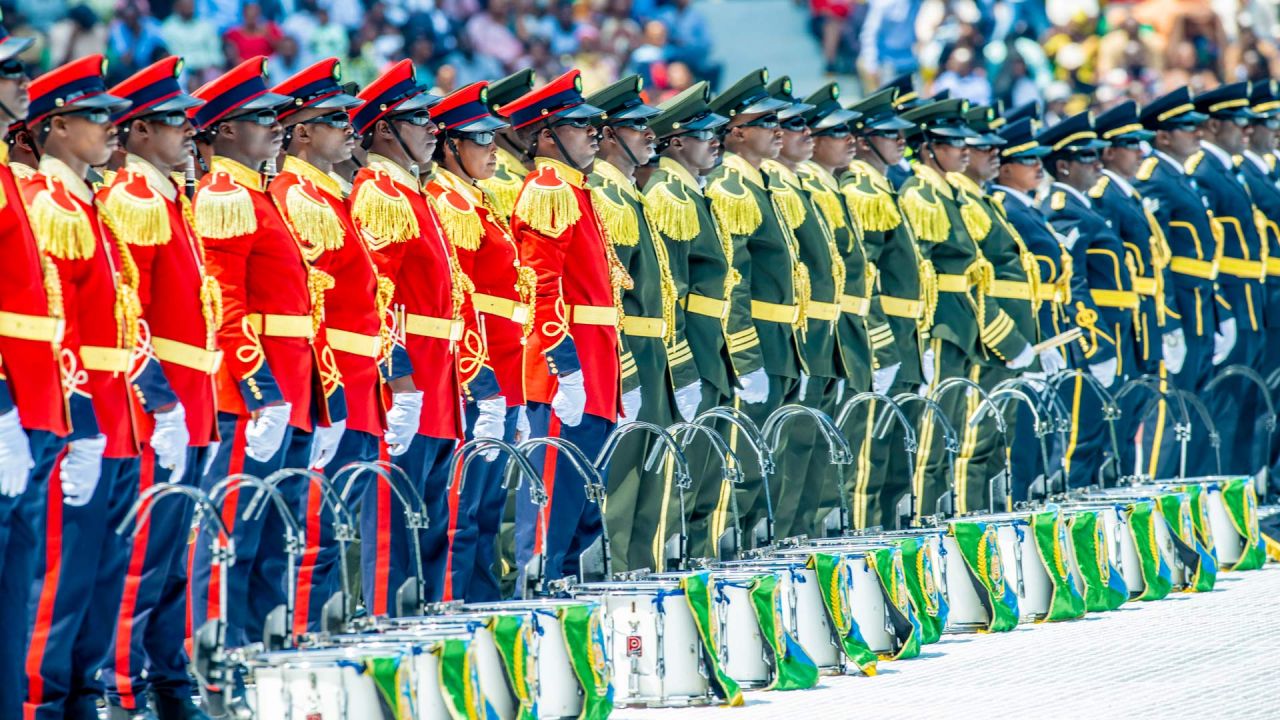 Imagen de miembros de la banda militar vistos durante la ceremonia de investidura del presidente electo Paul Kagame, en el Estadio Amahoro, en Kigali, Ruanda. | Foto:Xinhua/Oficina del Presidente de Ruanda