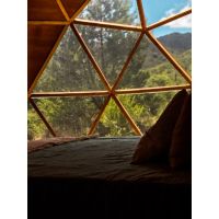¿Cómo alojarte conectando con la naturaleza, sin perder confort ni privacidad? Domos Kairos, Glamping en Córdoba, nos cuenta…