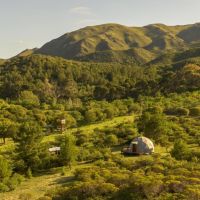¿Cómo alojarte conectando con la naturaleza, sin perder confort ni privacidad? Domos Kairos, Glamping en Córdoba, nos cuenta…