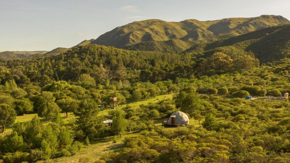 ¿Cómo alojarte conectando con la naturaleza, sin perder confort ni privacidad? Domos Kairos, Glamping en Córdoba, nos cuenta…